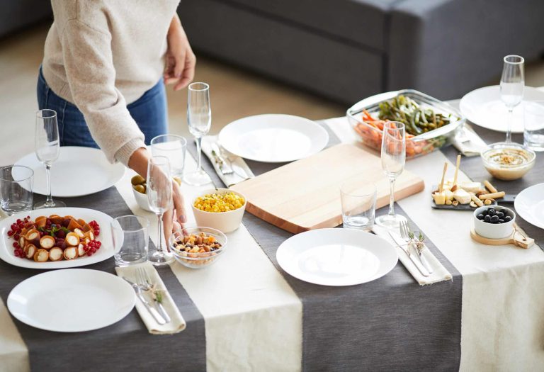 decoración mesa para cena entre amigos
